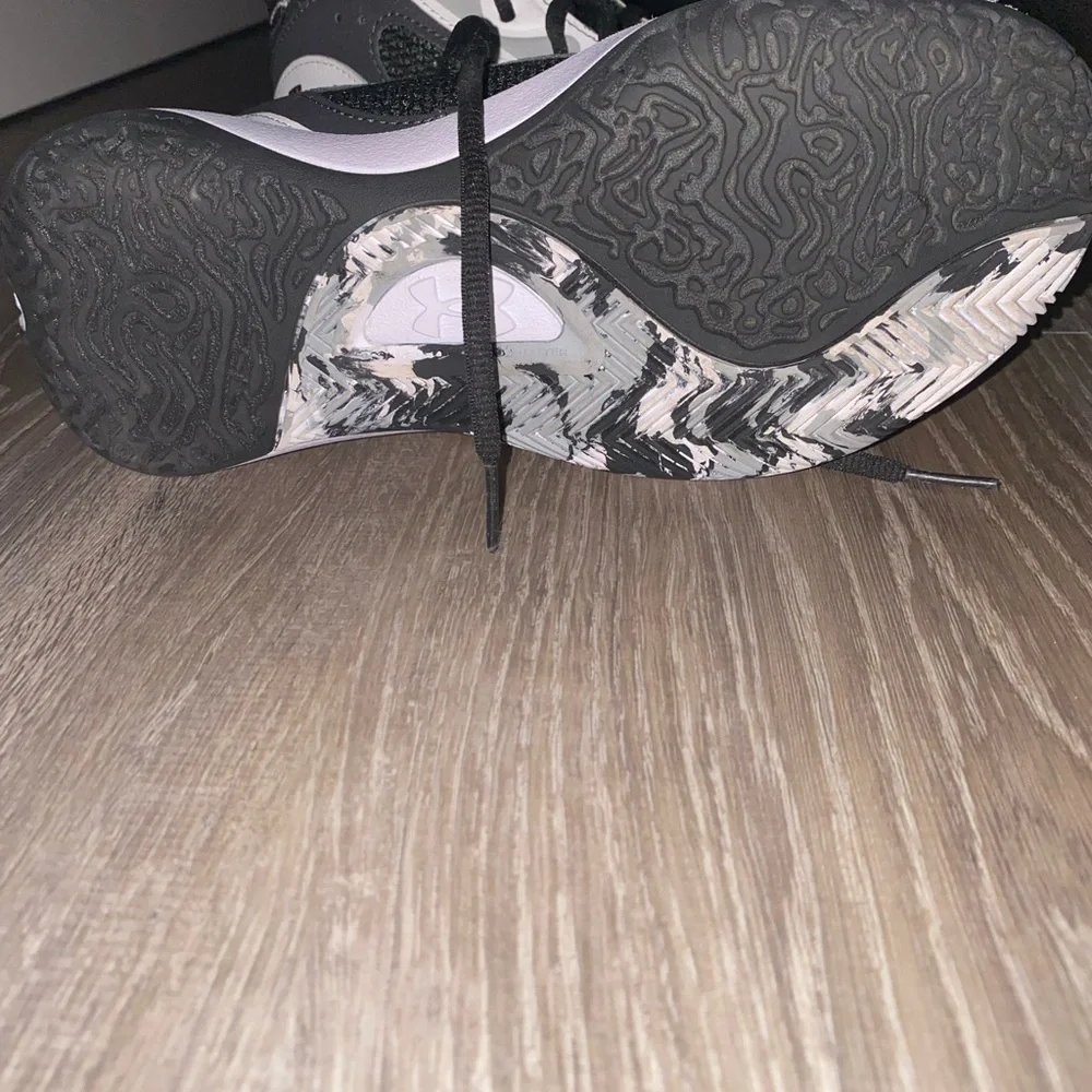 Brand new Under Armour size 6.5Y - Picture 3 of 3